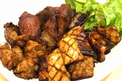 電子レンジ5分で焼肉ができる『本格備長炭 炭焼きホルモン』(ことぶき精肉店)