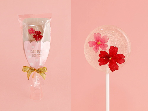 食べられる花が入ったキャンディー。写真はバーベナ (ピンク/赤)